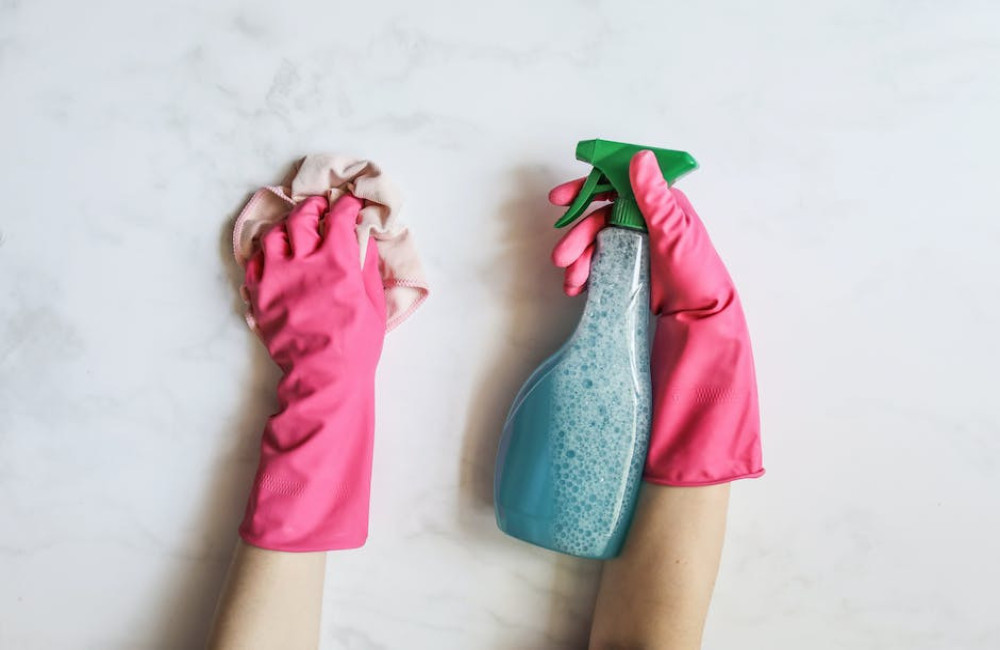 Tips om geld te besparen bij het schoonmaken van je kantoor