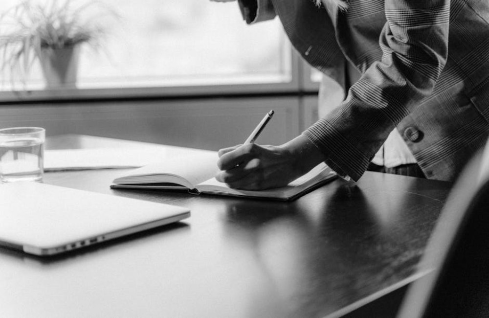 Welke gegevens moeten verplicht op een zakelijke factuur staan in Nederland